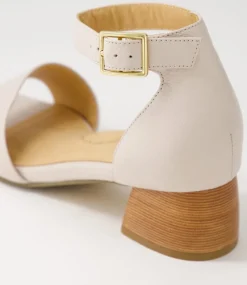 Clairest W Nude Leather Sandals