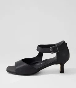 Irunn Xw Black Leather Sandals