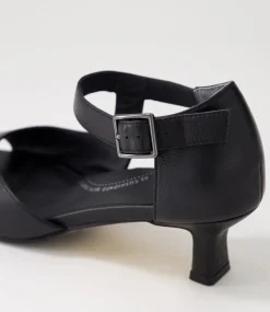 Irunn Xw Black Leather Sandals