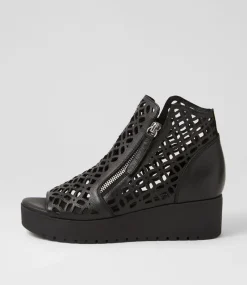 Olizzi Black Leather Sandals